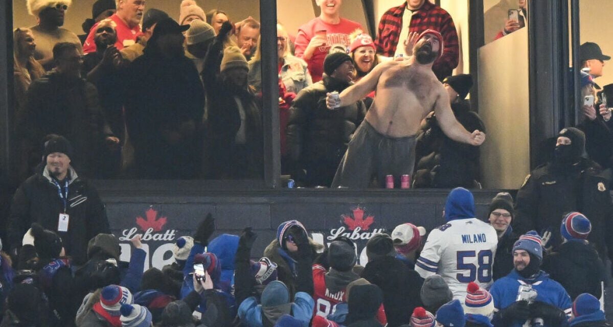 Taylor Swift and shirtless Jason Kelce put on a show at the Chiefs, Bills game